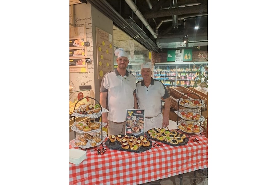 Die Bäckermeister stehen hinter ihren Backkreationen.