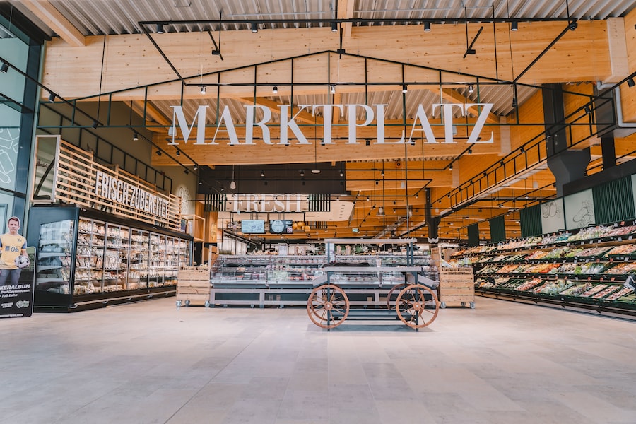 Obst- und Gemüseabteilung, die mit dem großen Schriftzug 