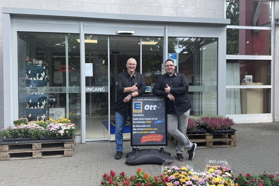 Der neue Inhaber Christian Ott und Marktleiter Christian Brühl stehen vor dem künftigen EDEKA Ott.