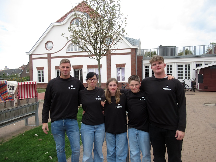 Britta Kramp und ihre Familie stehen vor dem Gebäude des neuen 