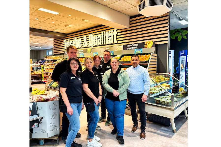 Das Team des nah & gut Mohr steht in der Gemüseabteilung des Marktes.