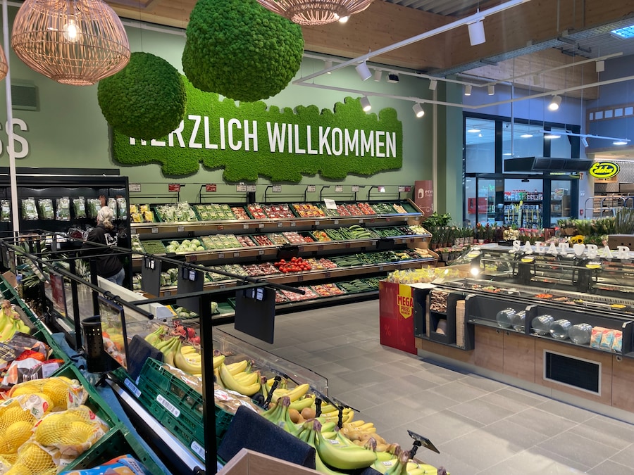 Obst- und Gemüseabteilung im EDEKA Dorbritz. An der Wand ist der Schriftzug 