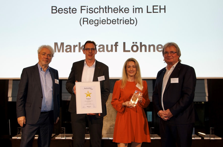 Marktleiter Thorsten Take und Julia Mutschler, Abteilungsleiterin für Fisch, nehmen die Trophäe und die Urkunde entgegen.