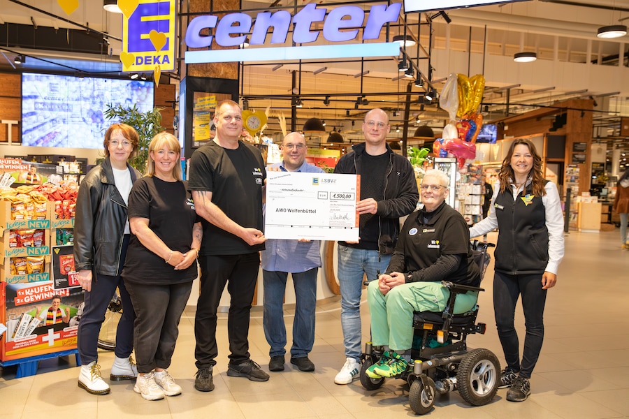 Der Spendenscheck wird vor dem EDEKA Center Braunschweig im BraWo-Park übergeben.