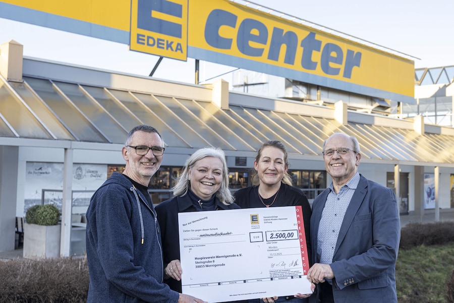 Der symbolische Spendenscheck wir vor dem EDEKA Center Wernigerode übergeben.