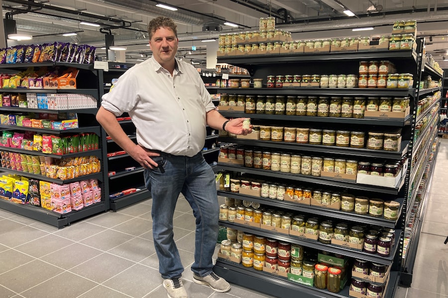 Sven Habermann hält ein regionales Produkt im EDEKA Center Habermann in Frankfurt (Oder) in der Hand