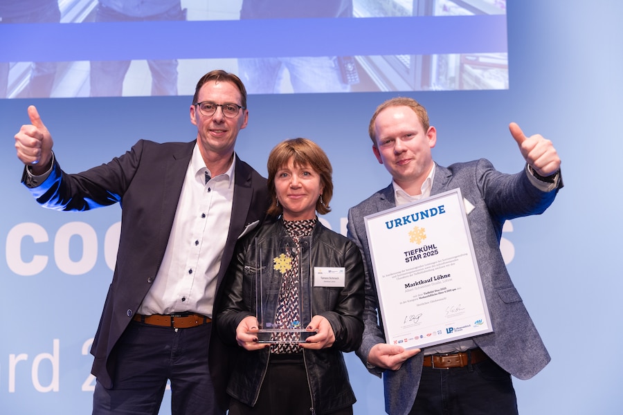 Die Gewinner des Tiefkühl-Stars 2025 halten die Trophäe und die Urkunde in der Hand.