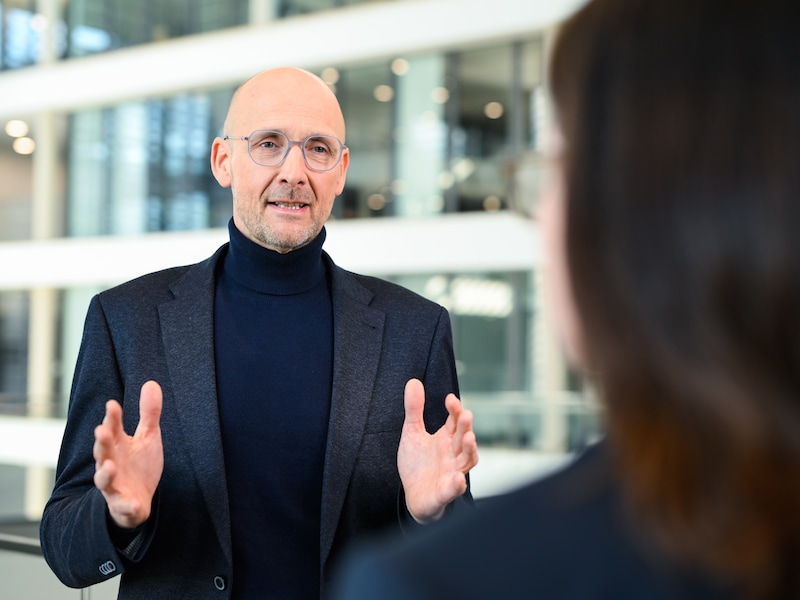 Mark Rosenkranz gestikuliert während einer Gesprächssituation.