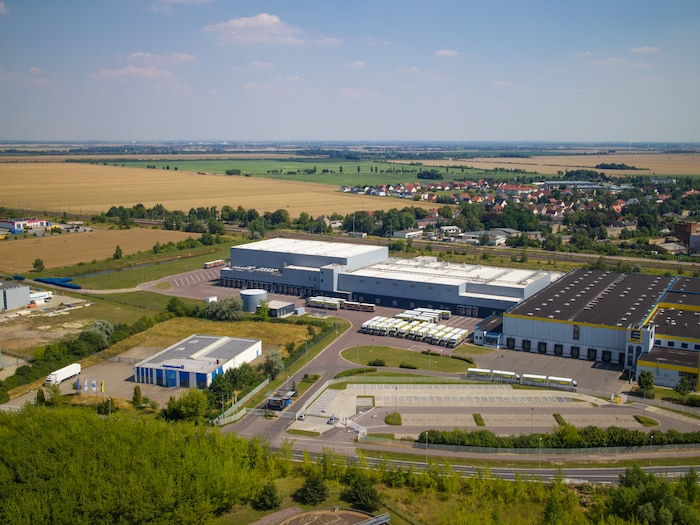 Eine Luftaufnahme von den großen Hallen des Logistikzentrums.