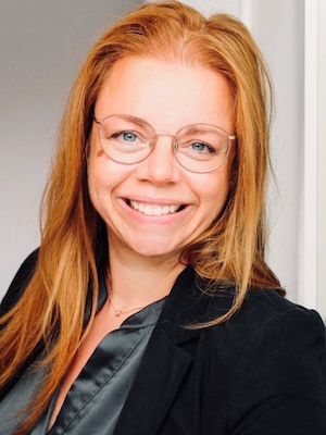 Portraitfoto von Tanja Rehfeld. Sie lächelt in die Kamera