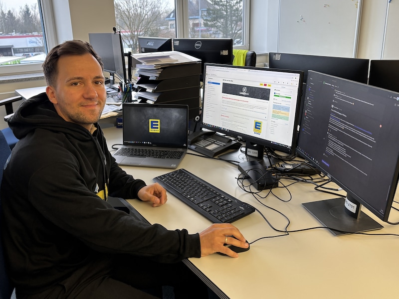 Azubi-Botschafter Maikel sitzt an seinem Arbeitsplatz.