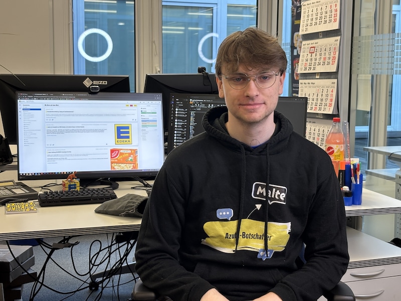 Azubi-Botschafter Malte sitzt an seinem Arbeitsplatz.