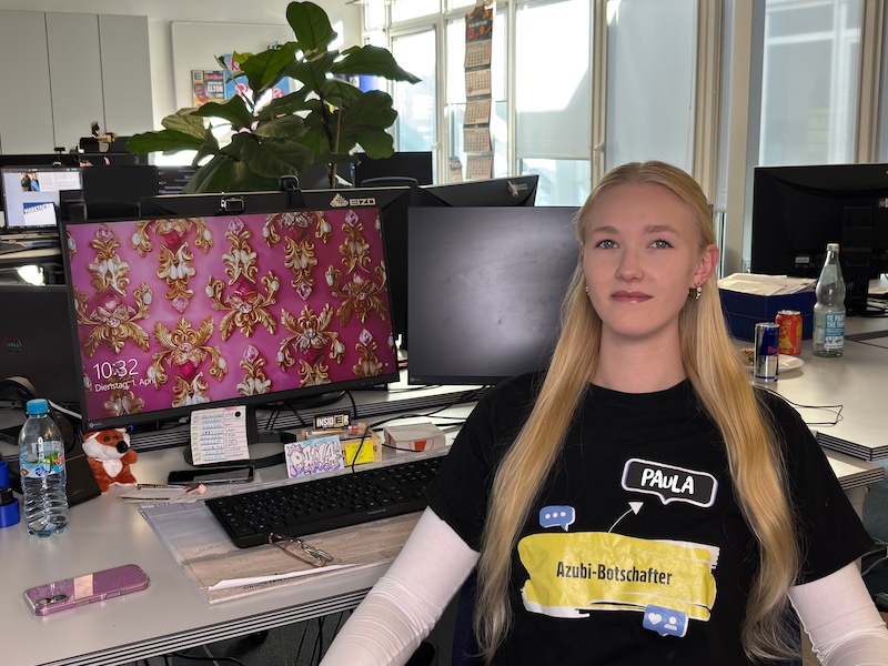 Azubi-Botschafterin Paula sitzt an ihrem Arbeitsplatz.