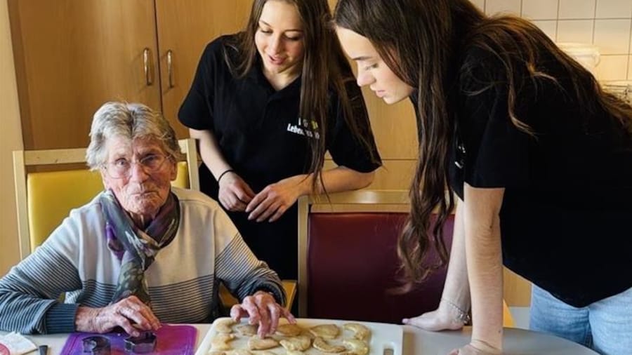 Adventsfreude im Seniorenheim