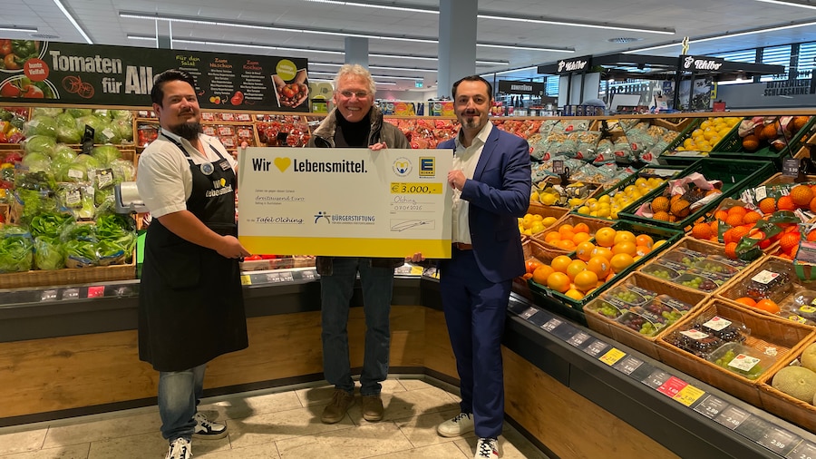 Tafel Olching_ Roberto Hader Marktleiter in Olching Hauptstraße, in der Mitte Dieter Deinert, Leiter der Olchinger Tafel, rec