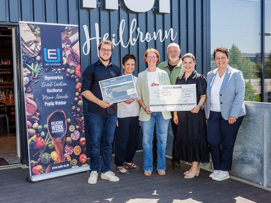 Sechs Personen vor dem Artenschutzzentrum Heilbronn