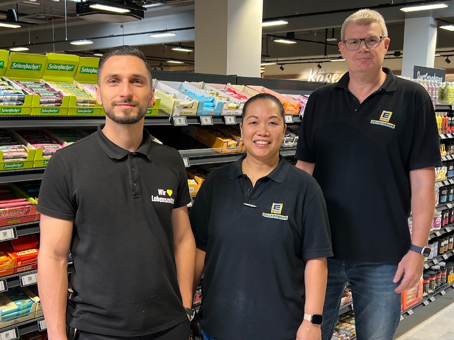 2 Männer und 1 Frau stehen vor einem Supermarkt-Regal
