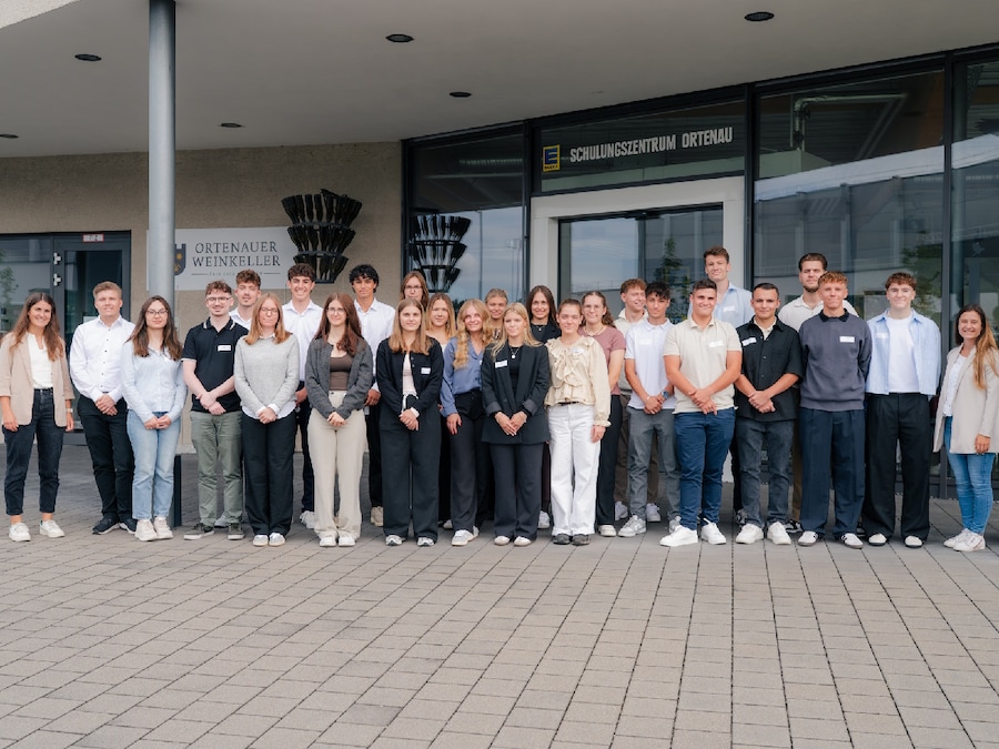 Eine große Gruppe junger Leute stehen vor dem Schulungszentrum in Ortenau