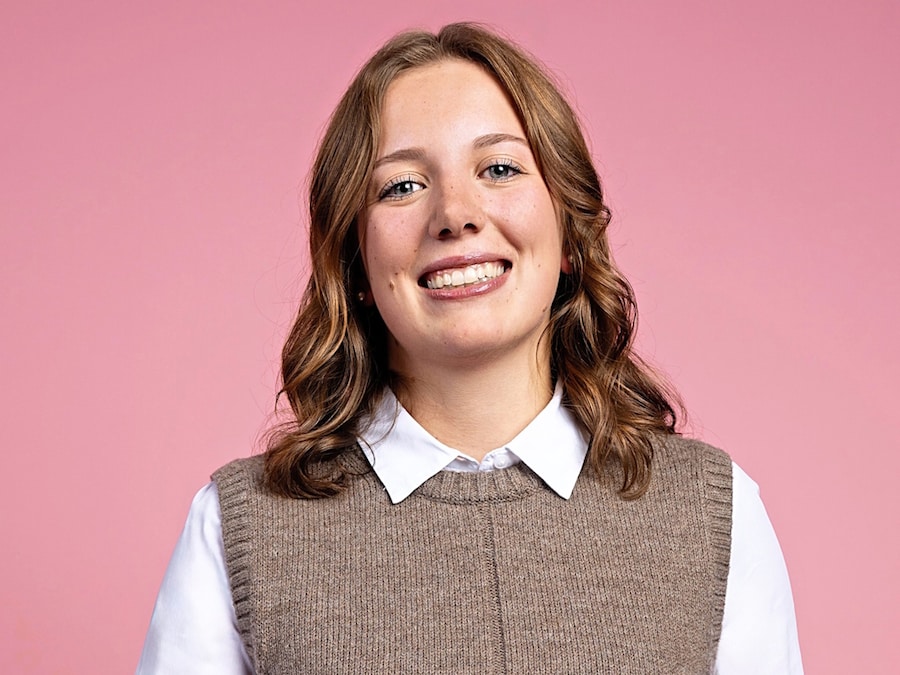 Junge, lächelnde Frau