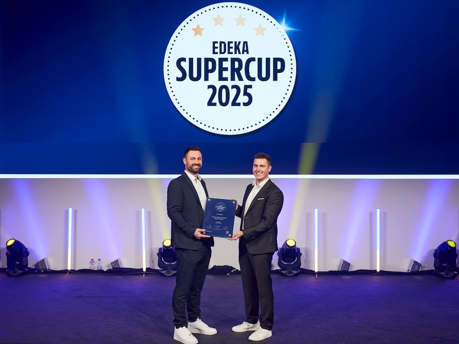 Zwei männliche Personen auf der Bühne