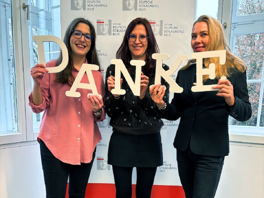 3 Frauen stehen mit großen Danke-Buchstaben in der Hand.