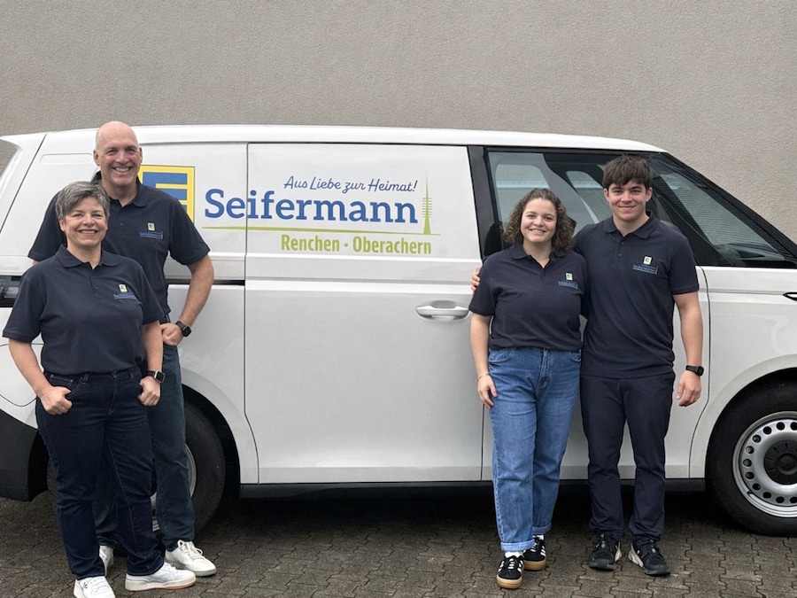 Zwei Paare vor Geschäftsfahrzeug