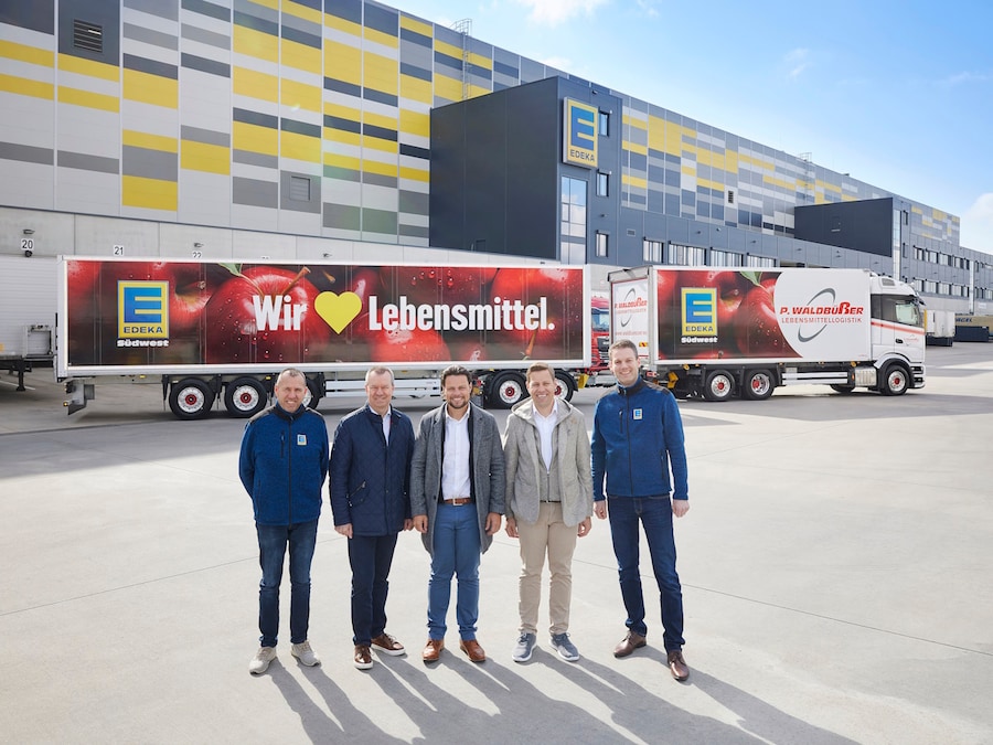 5 Männer stehen vor einem Gigaliner am Logistikstandort Rastatt.