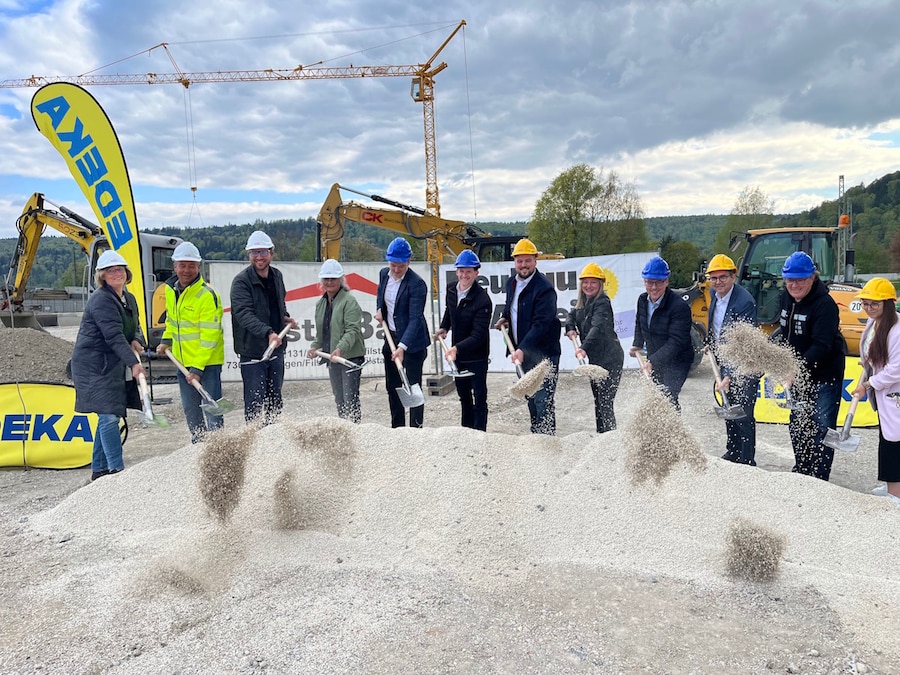 Mehrere Personen mit Schaufeln