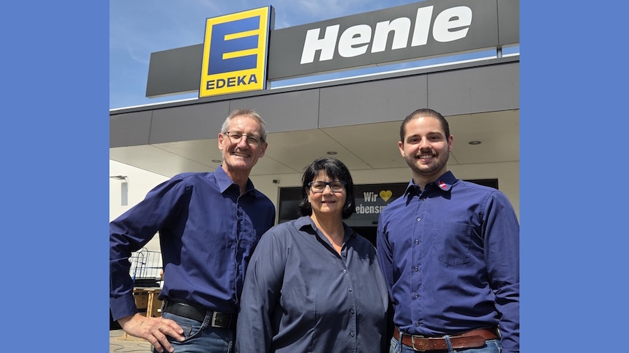 Drei Personen vor EDEKA-Markt