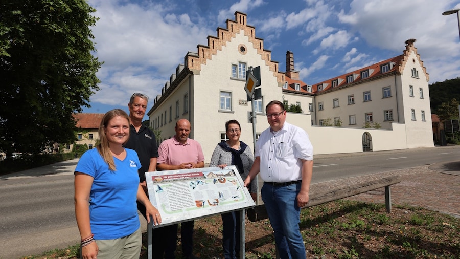 Fünf Personen vor der NABU-Tafel