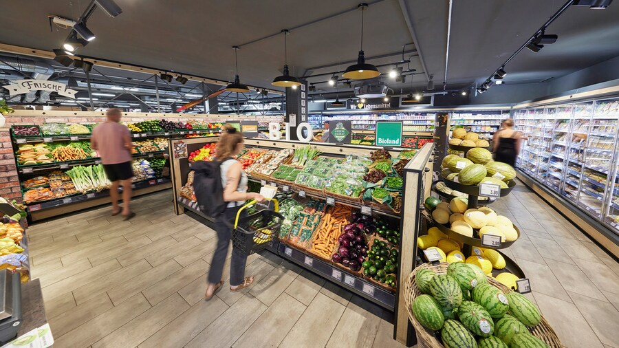 Obst & Gemüse-Abteilung mit vielfältigen Bio-Produkten. Direkt daneben befinden sich Kühlregale.