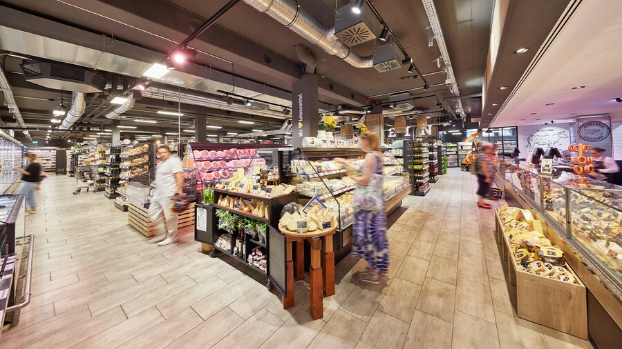 Blick auf Bedientheke und Selbstbedienungstheke für Fleisch, Wurst, Käse und Fisch.