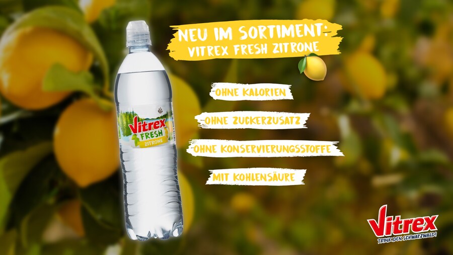 Flasche Vitrex Fresh Zitrone vor unscharfem Hintergrund mit reifen Zitronen am Baum.