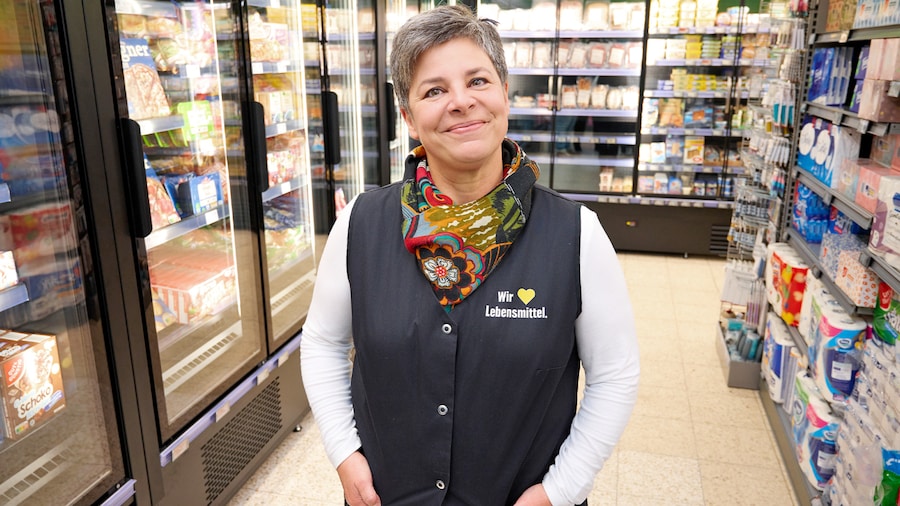 Marktbetreiberin Ute Seifermann in ihrem Dorfladen zwischen Kühlregal und Drogerieregal. 