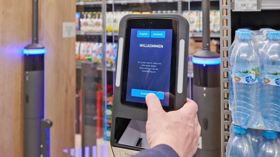 Touchscreen-Terminal mit Altersbestätigung im Getränkebereich eines Marktes. 