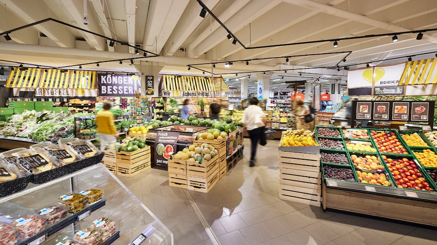 Blick durchs Innere des E centers Köngen mit einer modernen Obst- und Gemüseabteilung. 