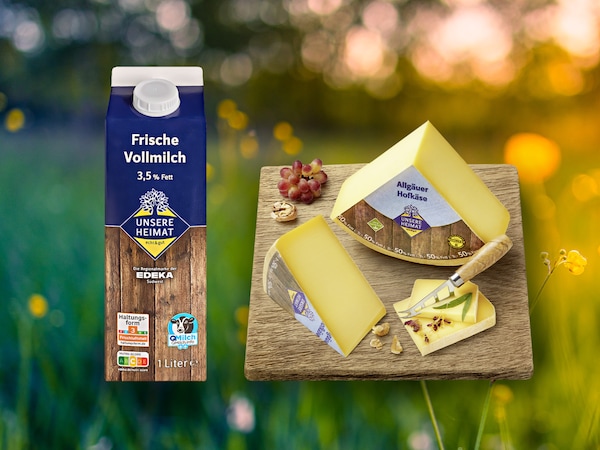 Eine Packung Vollmilch und ein Holzbrett mit Käse-Stücken der Marke 