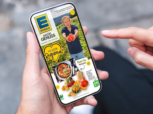 Zwei Hände bedienen den interaktiven EDEKA-Prospekt auf einem Smartphone. 