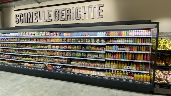 Kühlregal mit Convenience-Produkten über dem der Text 