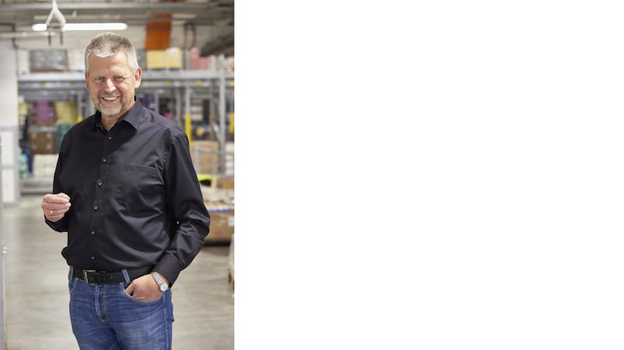 Artur Stingel führt die Besuchergruppen bei einer Betriebsbesichtigung am EDEKA Logistikstandort Balingen.