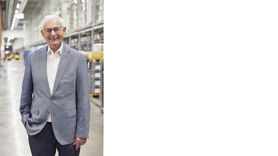 Erich Deckenbachl führt die Besuchergruppen bei einer Betriebsbesichtigung am EDEKA Logistikstandort Heddesheim.